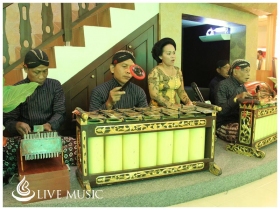 Pertunjukan musik tradisional di Cupuwatu Resto