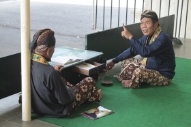 Para Abdi Dalem Sedang Berbincang-bincang