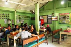 Suasana di dalam warung soto Winong