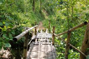 Jembatan menuju ke grojogan