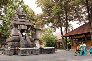 Pengunjung hendak berdoa di dalam candi 