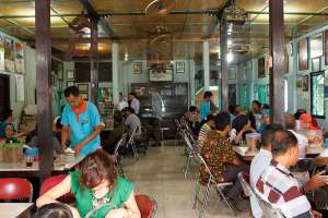 Suasana makan siang di warung soto Kadipiro Jogja 