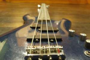 Gitar bas yang baru dan menggelegar 