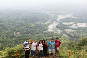 Pemandangan latar belakangnya yang keren abis 
