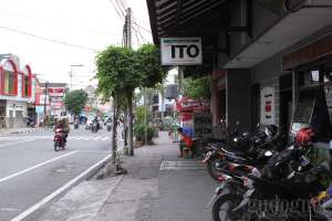 Tempat parkir yang relatif sempit jadi tantangan tersendiri di restoran bakso ITO