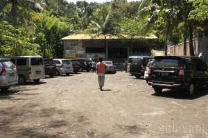 Tempat parkir di warung ayam goreng mbah Cemplung