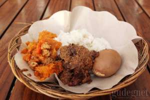 Seporsi gudeng krecek dengan lauk telur