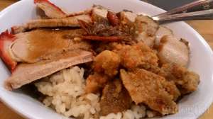 Seporsi nasi hainam dengan toping daging babi