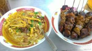 Jika kita pesan soto, biasanya dihidangkan juga semangkuk lauk sate rempelo ati