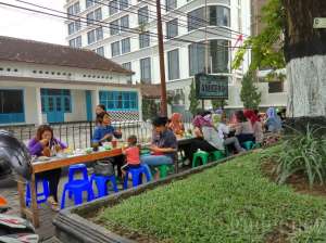 Karena di warung makan Soto Pak Dalbe tidak cukup untuk menampung pengunjung, maka disediakan tempat