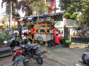 Karyawan Soto Pak Dalbe sedang sibuk melayani pesanan