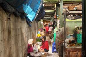 Penjual di sisi selatan pasar Lempuyangan, Yogyakarta