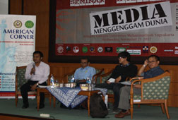 Media Massa Wajib Mendapatkan Kritikan Media Massa Wajib Mendapatkan Kritikan