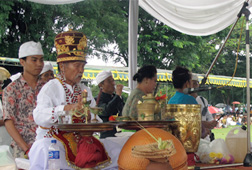 Hujan Tak Surutkan Umat Hindu Jalankan Tawur Agung Hujan Tak Surutkan Umat Hindu Jalankan Tawur Agung