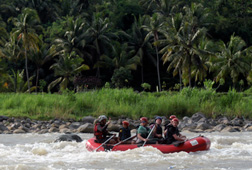 Wisata Rafting Pacu Adrenalin 
