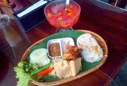 Nikmatnya Nasi Liwet Ayam Kremes Sambal Jeruk Limau Nikmatnya Nasi Liwet Ayam Kremes Sambal Jeruk Limau