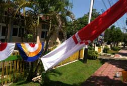 Penjualan Bendera Masih Lesu Penjualan Bendera Masih Lesu