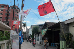 Pemilu 2014, Caleg PDIP Terbanyak Pasang Iklan di Pohon Pemilu 2014, Caleg PDIP Terbanyak Pasang Iklan di Pohon