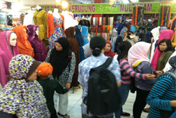 Gamis dan Mukena Laris Manis 