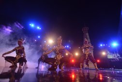 Pembukaan FKY ke-26 : Salutation, JVMP, Tari dan Kembang Api Pembukaan FKY ke-26 : Salutation, JVMP, Tari dan Kembang Api