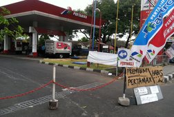 Antrian Panjang BBM Mengular Hingga 1 Km Antrian Panjang BBM Mengular Hingga 1 Km