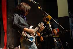 Pembuat Gitar Terbaik Harapkan Jokowi Tak Lip Service Pembuat Gitar Terbaik Harapkan Jokowi Tak Lip Service