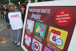 1000 Kaos Disablon Dalam Empat Jam #JogjaGumregah 1000 Kaos Disablon Dalam Empat Jam #JogjaGumregah