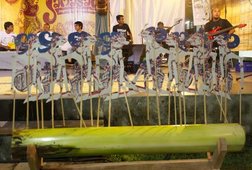 Ketika Wayang Dilihat Dari 2 Sisi yang Berbeda Ketika Wayang Dilihat Dari 2 Sisi yang Berbeda