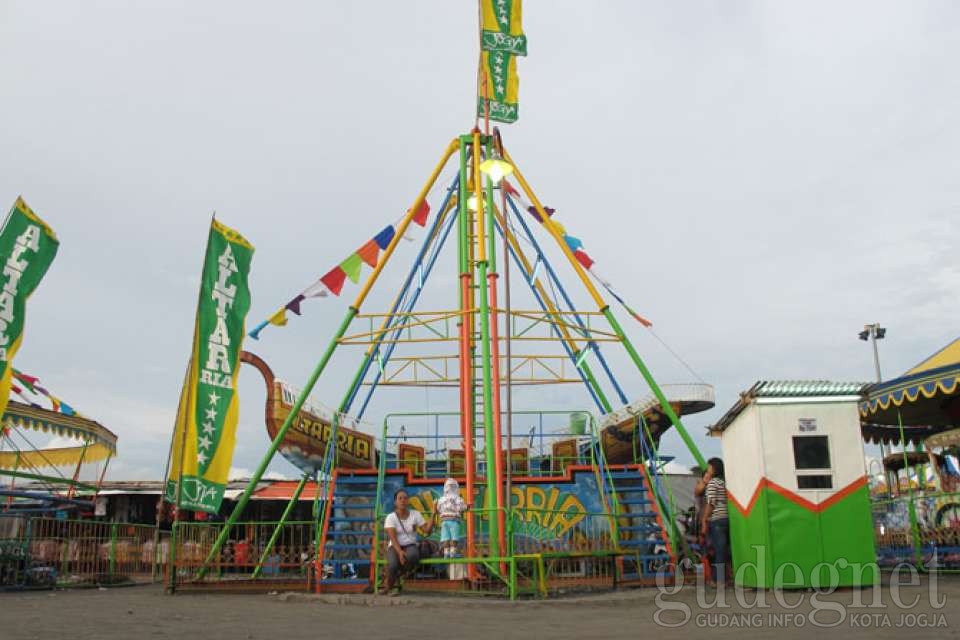 Parkir dan Stand Sekaten Jauh Lebih Rapi Parkir dan Stand Sekaten Jauh Lebih Rapi