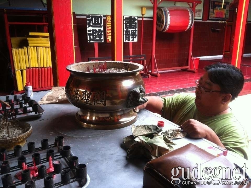 Klenteng Poncowinatan Lakukan Bersih Hiolo Klenteng Poncowinatan Lakukan Bersih Hiolo