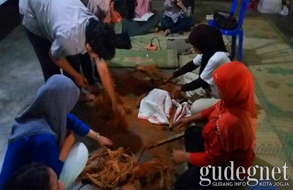 Limbah Sabut Kelapa Ternyata Bisa Jadi Bahan Ini, Wow Banget Limbah Sabut Kelapa Ternyata Bisa Jadi Bahan Ini, Wow Banget