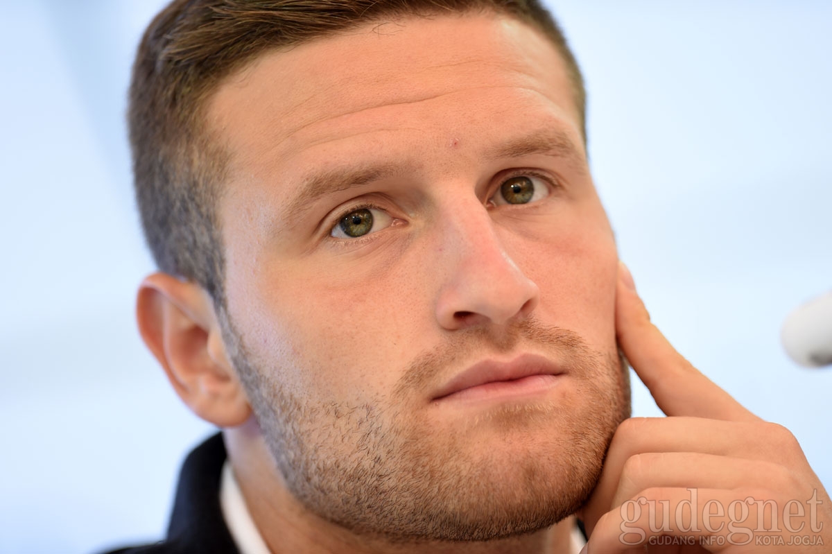 Salut! Taat Beribadah, Skhodran Mustafi Sempat Tolak Berpose Bareng Miras Salut! Taat Beribadah, Skhodran Mustafi Sempat Tolak Berpose Bareng Miras