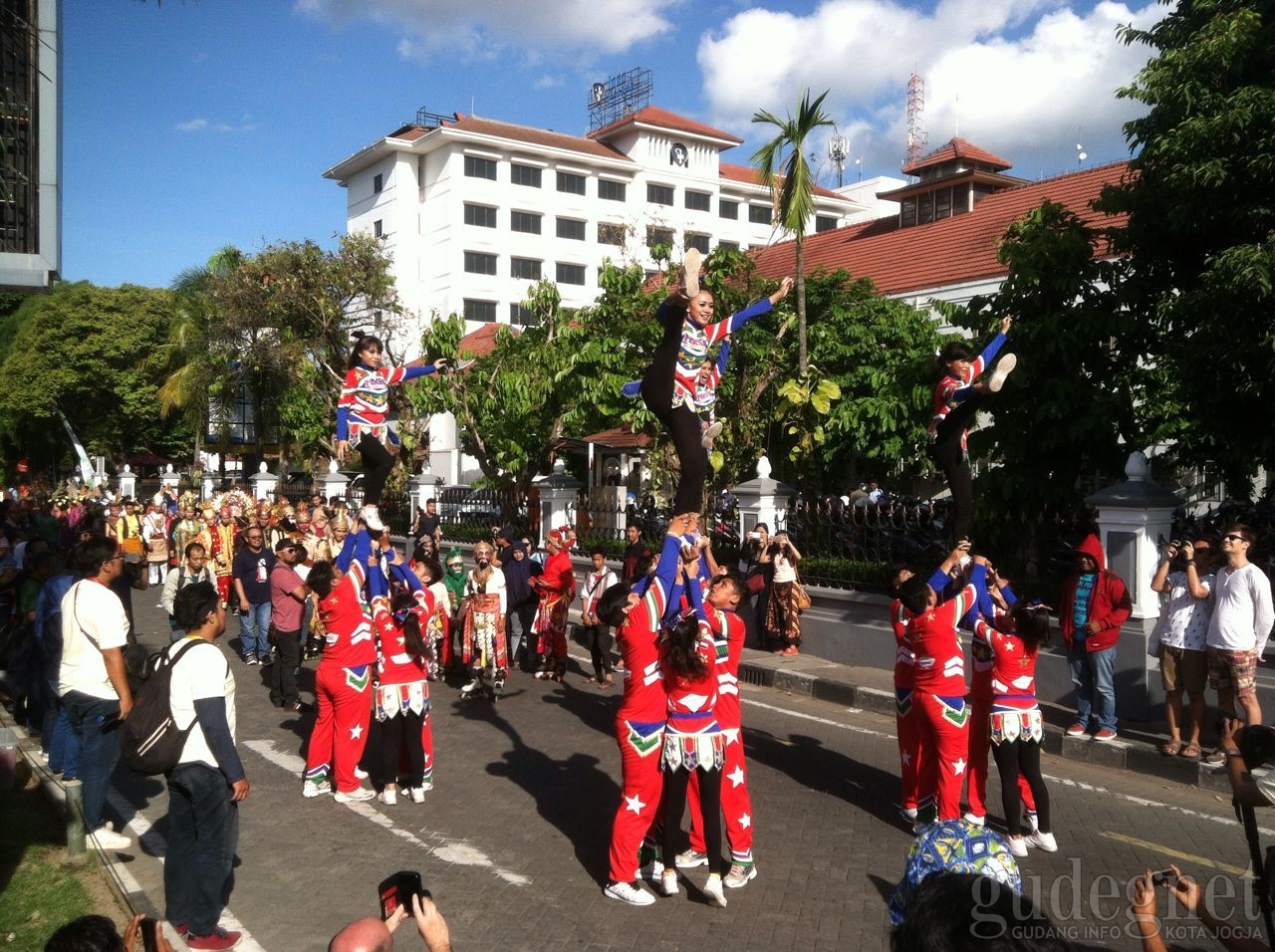 Fantastis, 1000 Orang Ramaikan Pawai FKY 2016 di Malioboro Fantastis, 1000 Orang Ramaikan Pawai FKY 2016 di Malioboro