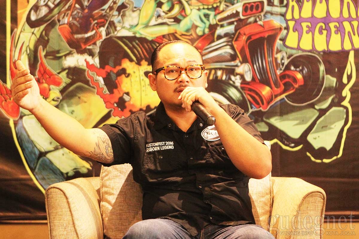 Direktur Kustomfest Jadi Driver Mobil Derek