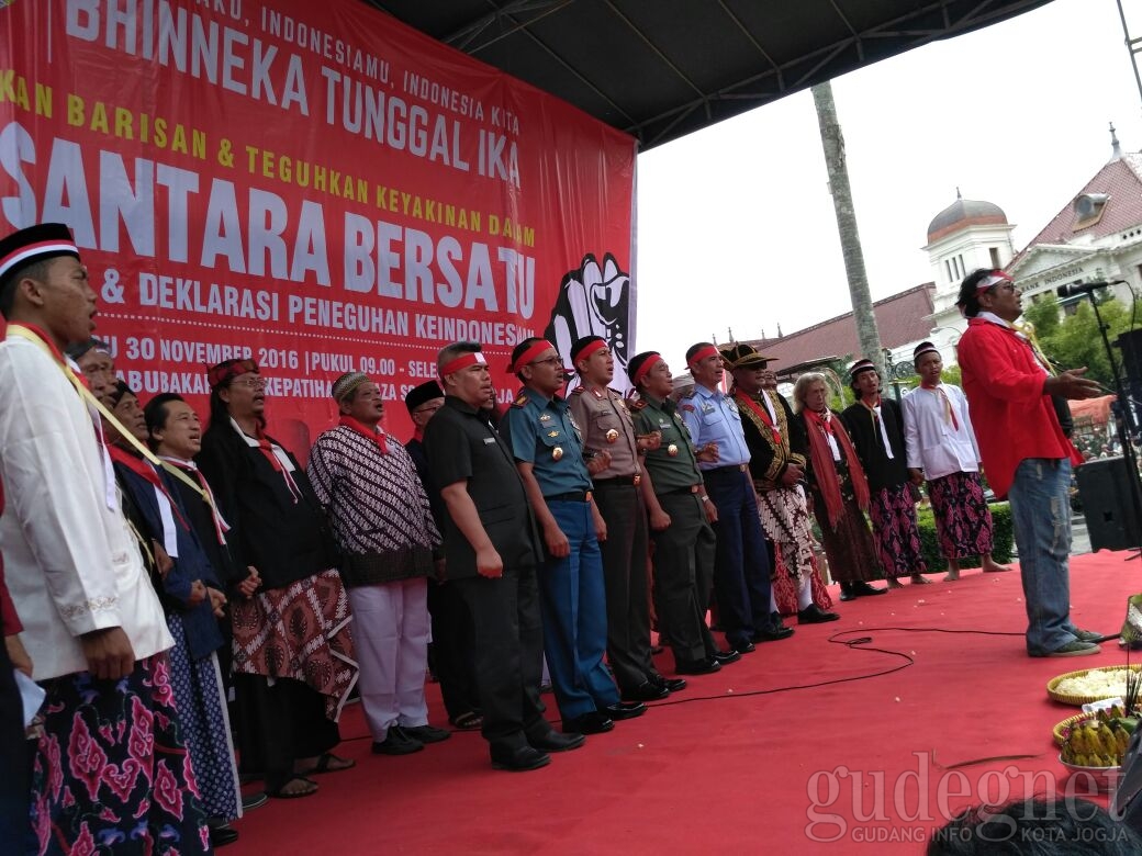 Mantan Vokalis Edane Pimpin Lagu Indonesia Pusaka Mantan Vokalis Edane Pimpin Lagu Indonesia Pusaka