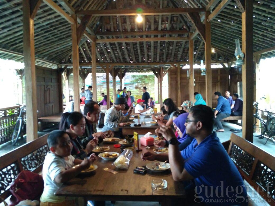 Tenteramnya Makan di Mbok Tentrem Tenteramnya Makan di Mbok Tentrem