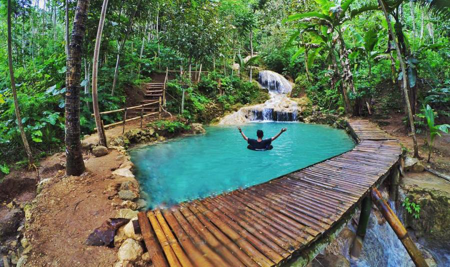 Eksotisnya Kolam Biru di Taman Sungai Mudal Eksotisnya Kolam Biru di Taman Sungai Mudal