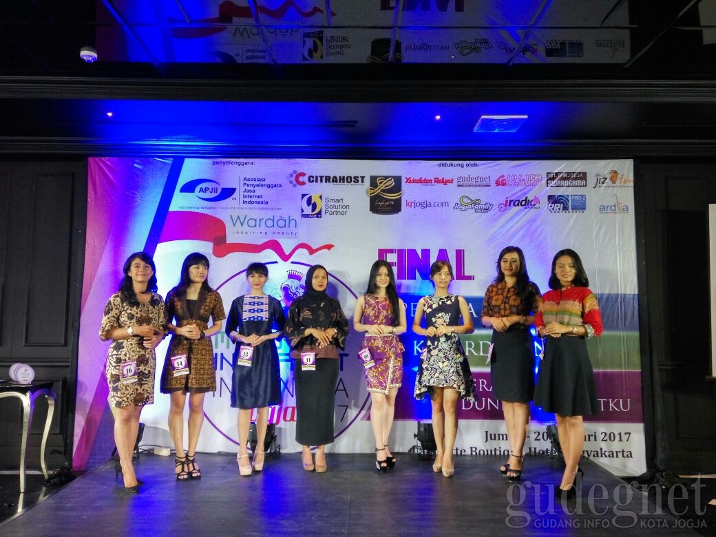 8 Besar Peserta Miss Internet Indonesia Unjuk Kebolehan di Depan Juri 8 Besar Peserta Miss Internet Indonesia Unjuk Kebolehan di Depan Juri
