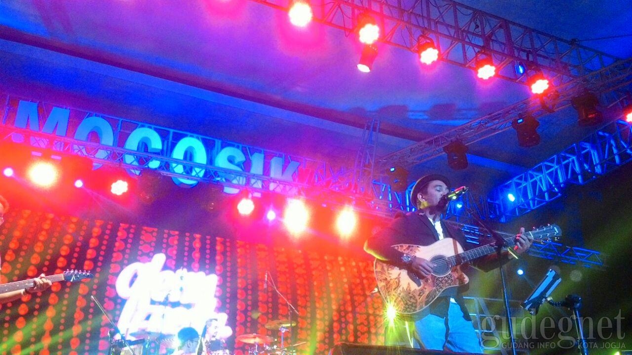 Tompi dan Glenn Fredly Sukses Bikin Penonton Festival Mocosik ‘Baper’ Tompi dan Glenn Fredly Sukses Bikin Penonton Festival Mocosik ‘Baper’
