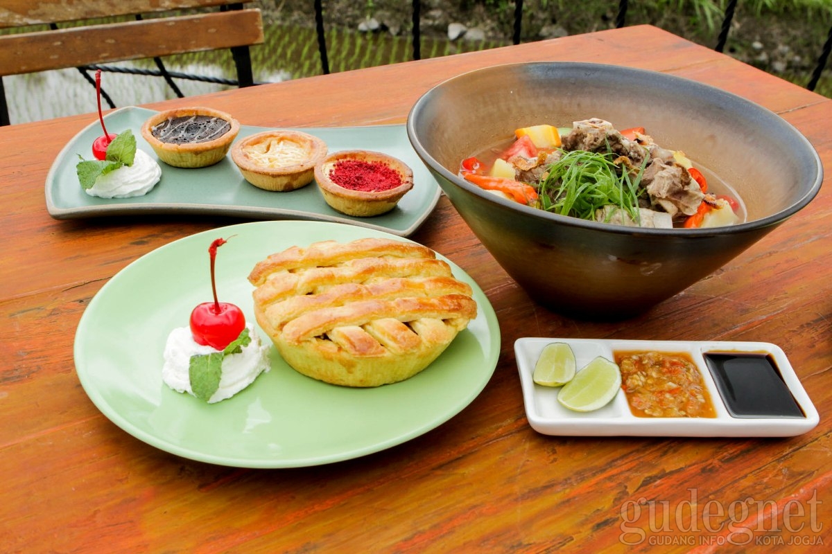 d’ Padukan’s Pie and Resto, Menu Indonesia dan Pemandangan Gunung Merapi d’ Padukan’s Pie and Resto, Menu Indonesia dan Pemandangan Gunung Merapi