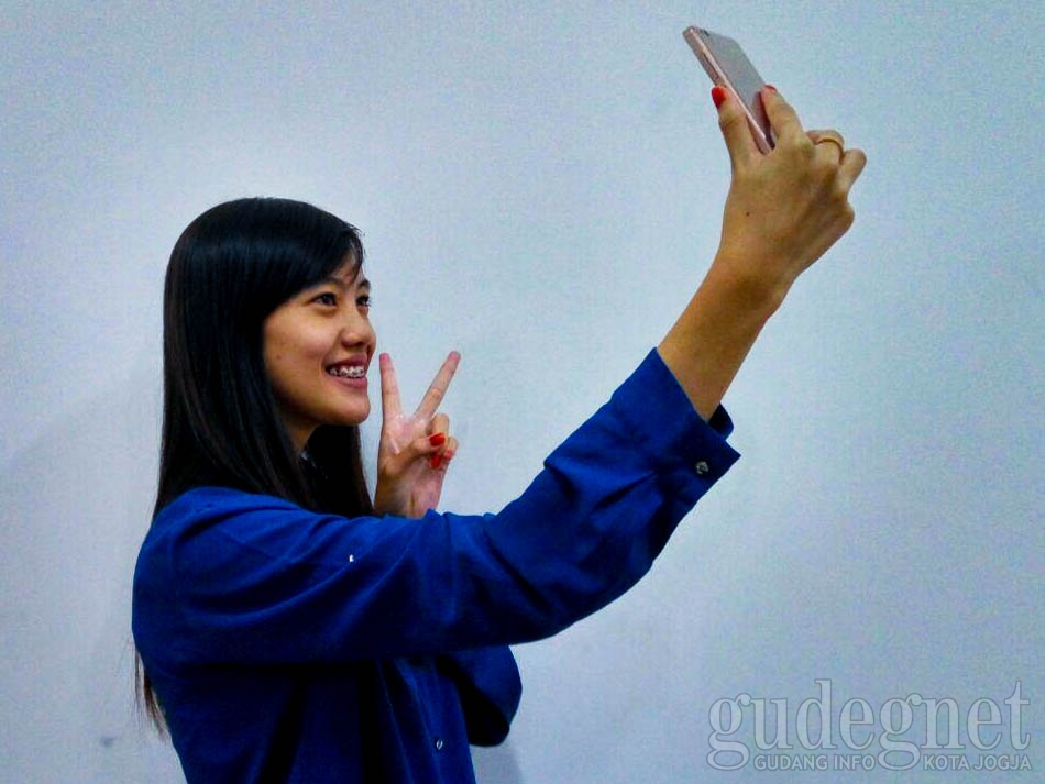 4 Cara Ini Bisa Bikin Foto Selfie Semakin Perfect 4 Cara Ini Bisa Bikin Foto Selfie Semakin Perfect