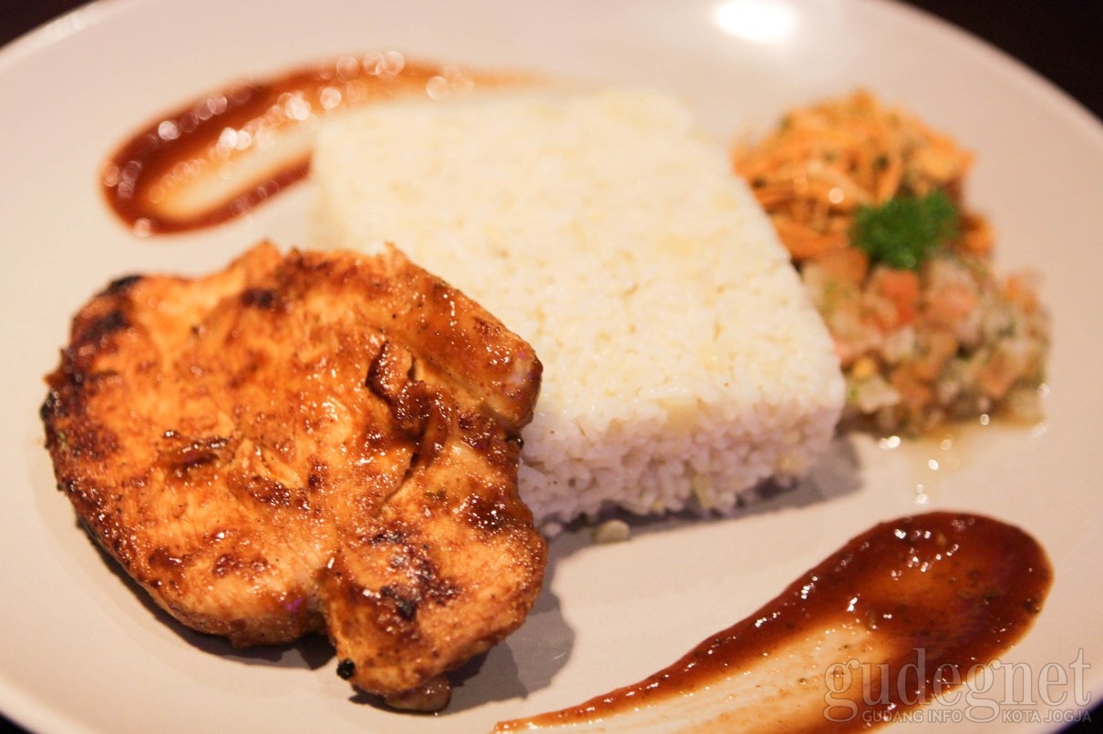 Hidangan Mantap Nuansa Pesawat di Captain Urban Lounge Hidangan Mantap Nuansa Pesawat di Captain Urban Lounge