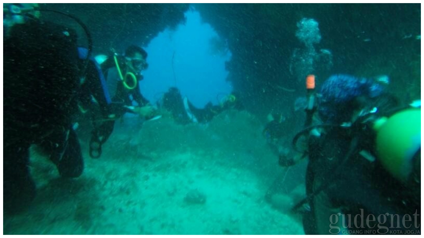 Unit Selam UGM Lakukan Tranplantasi Karang dan Fun Dive di Ambon Unit Selam UGM Lakukan Tranplantasi Karang dan Fun Dive di Ambon