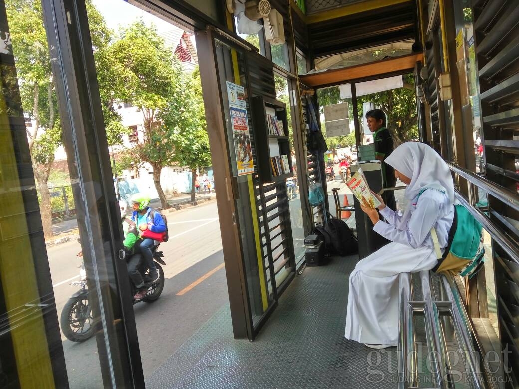 Mojok Asyik, Baca Buku di Pojok Buku Trans Jogja Mojok Asyik, Baca Buku di Pojok Buku Trans Jogja