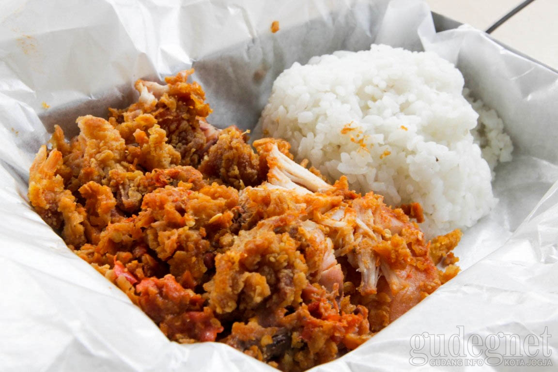 Chicken Crush, Warung Ayam Geprek dalam Kontainer Merah Chicken Crush, Warung Ayam Geprek dalam Kontainer Merah