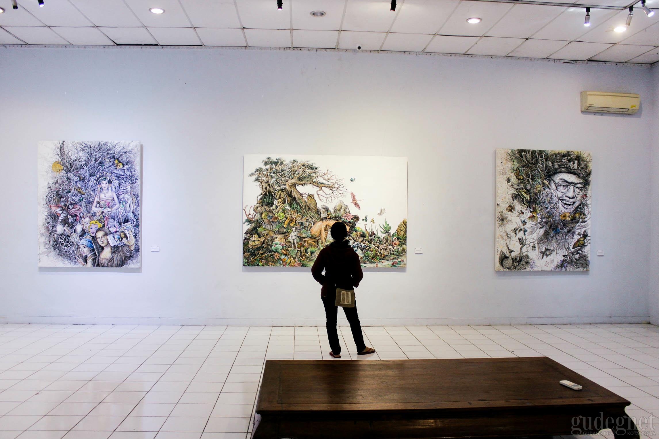 Menikmati Lukisan-lukisan Reflektif di Pameran Imago Dei Menikmati Lukisan-lukisan Reflektif di Pameran Imago Dei