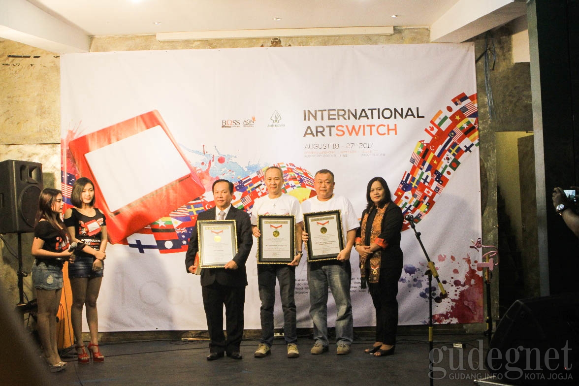 Pameran Lukisan dengan Media Saklar di Jogja Gallery Raih Rekor MURI Pameran Lukisan dengan Media Saklar di Jogja Gallery Raih Rekor MURI