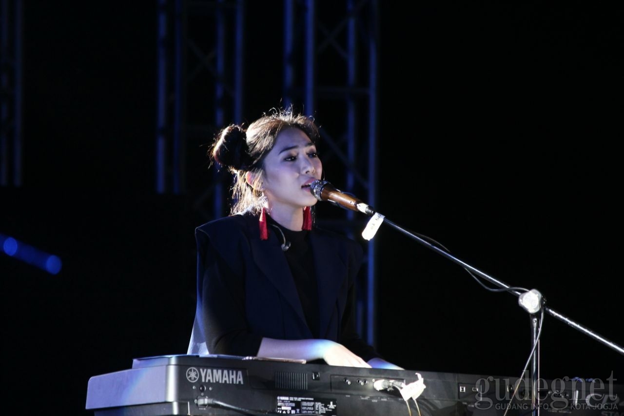 Isyana Sarasvati Tampil Memukau di Prambanan Jazz 2017 Isyana Sarasvati Tampil Memukau di Prambanan Jazz 2017