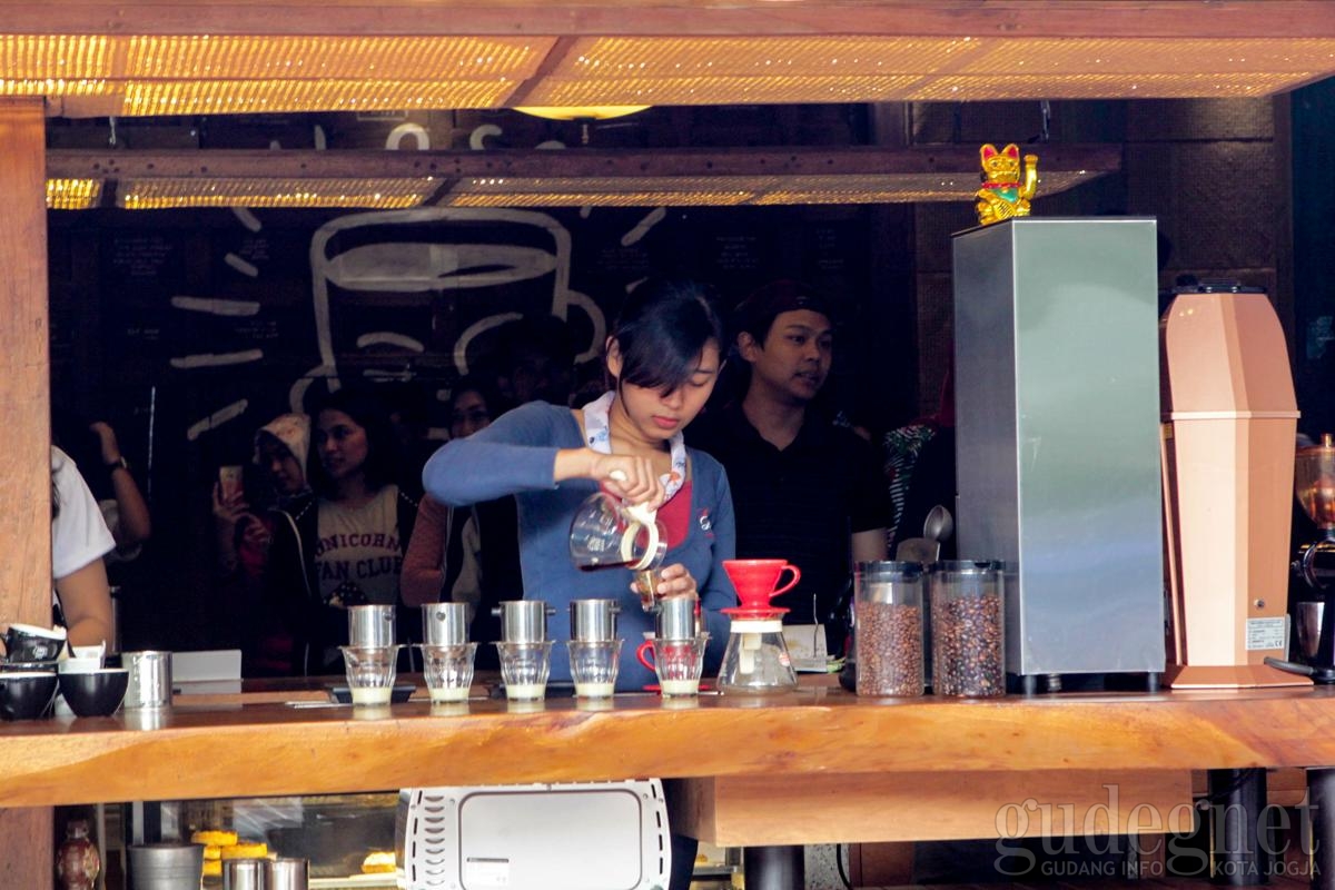 Menyesap Kopi di Filosofi Kopi Menyesap Kopi di Filosofi Kopi