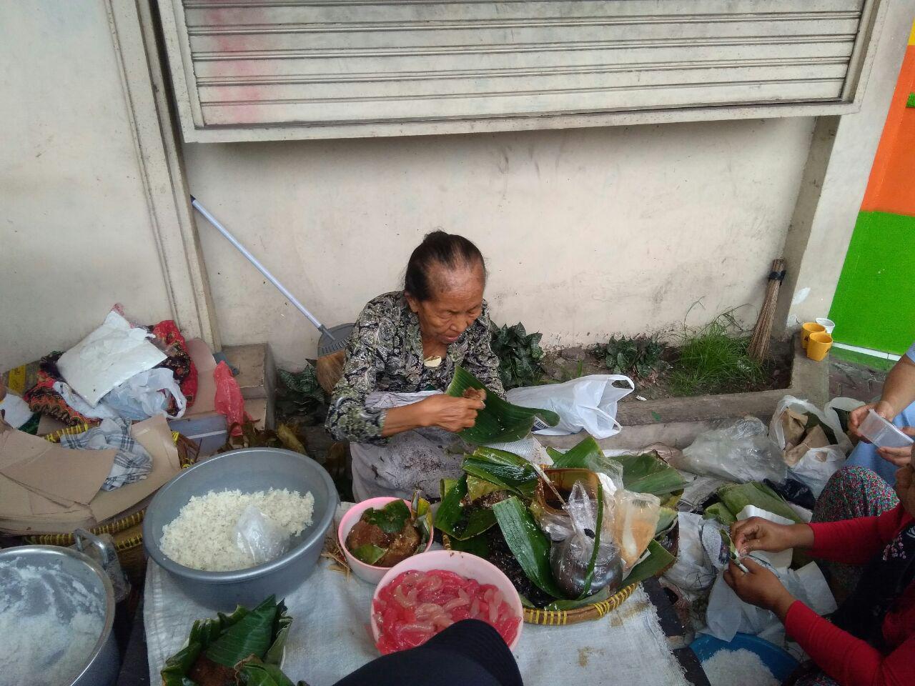 Mbah Satinem, Setia Berjualan Lupis Sejak 1963 Mbah Satinem, Setia Berjualan Lupis Sejak 1963